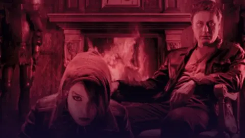 Девушка с татуировкой дракона